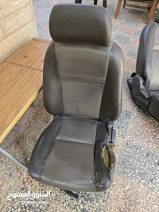 كراسي هونداي بورتر كاملة مع القواعد للبيع بحاجة إلى تنجيد او سلخات  عند منجد
