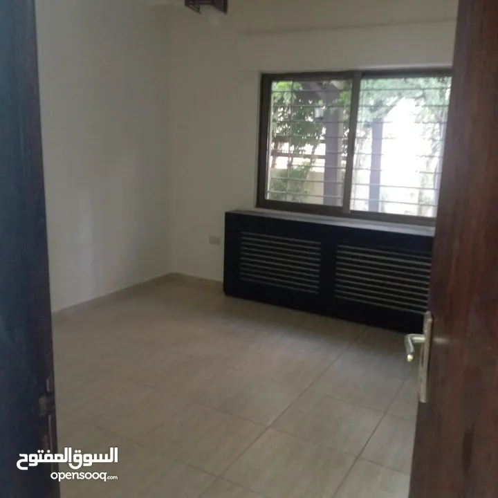 خلدا ـ شقه ارضيه فارغه للايجار ـ 200 متر داخلي  200 متر خارجي + حديقه مشجره - كراج خاص
