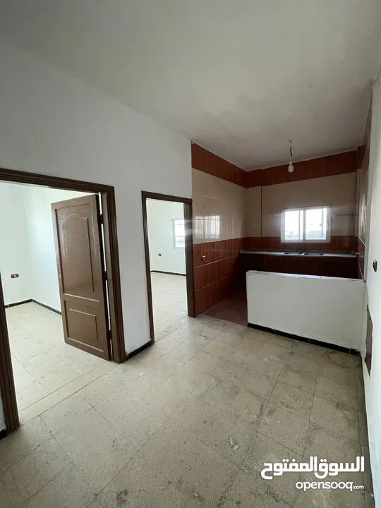 عمارة خمس شقق ومخزنين للبيع بسعر مغري