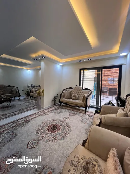 شقه داخل منطقه ام السماق / جنب مدارس الدر المنثور