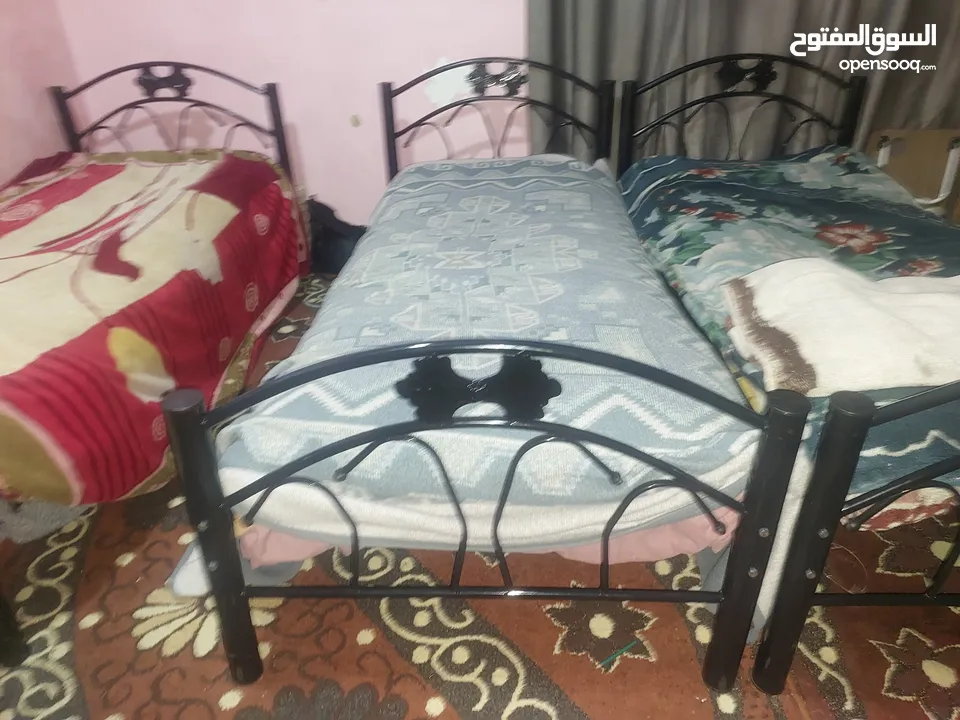 تخت مفرد عدد 3 بحاله الوكاله تم شرائهم خلال اسبوعين والبيع بداعي السفر