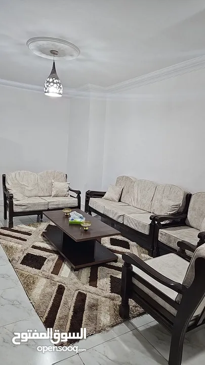 شقه مفروشه ديلوكس كاملة الخدمات للايجار الشهري او السنوي في عمارة سكنيه مخدومة يوجد حارس للعمارة