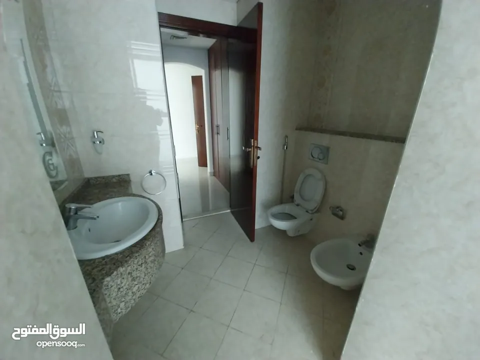 3غرف و صالة و5حمام ، في الشارقه منطقه القاسميه بالقرب من حديقه المجاز