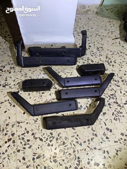 كراسي فولفو 240 و بخاخ مواسير و زجاج و قطع اخرى كثيره للبيع المستعجل