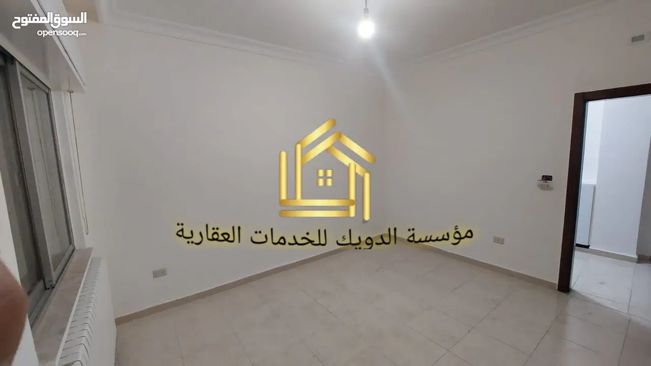 شقة طابقية في منطقة السابع ارضي مع ترس