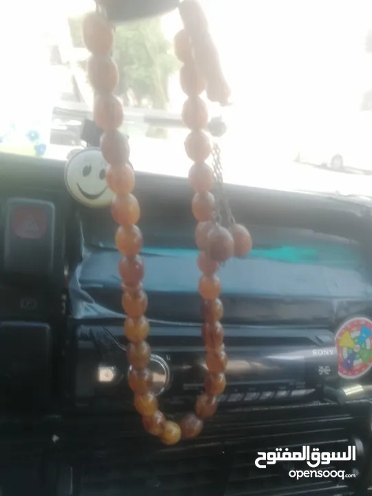 سبحة دو قيمة من الأحجار الكريمة