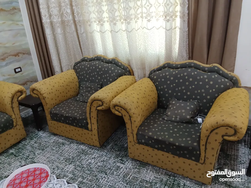 طقم كنب للبيع 7 مقاعد بحاله جيده
