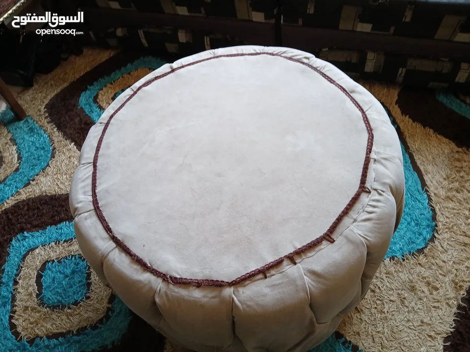 طاولة دائرية لون بيج، بحالة ممتازة  قطر: 77 سم المحيط: 2.60 سم.
