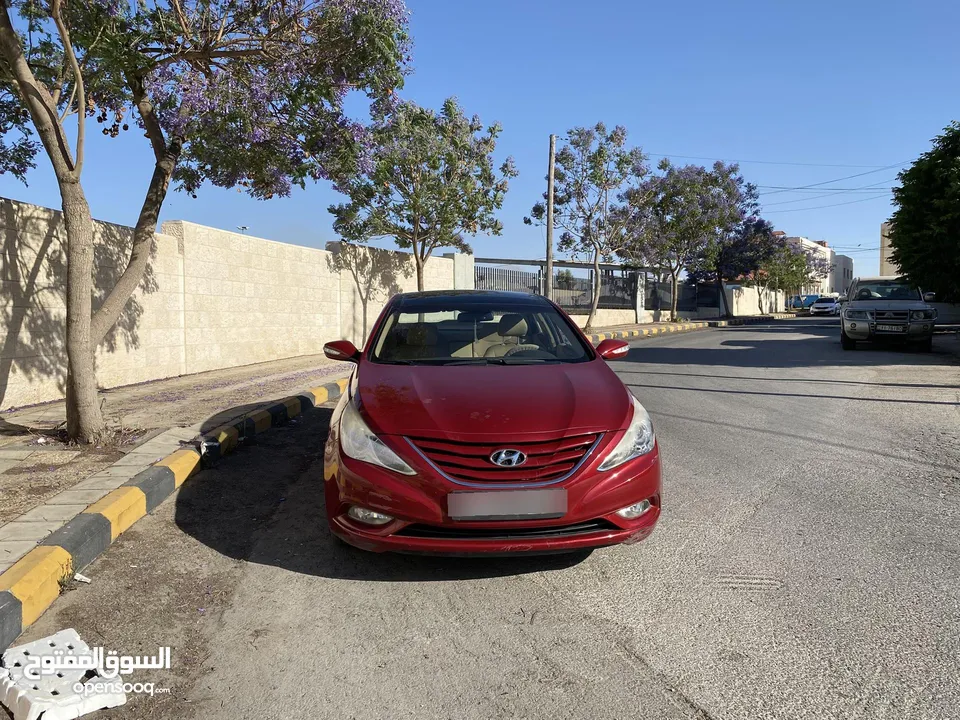 ‎هونداي سوناتا بنزين موديل2012 ماشيه 117000 كلم لون احمر للبيع