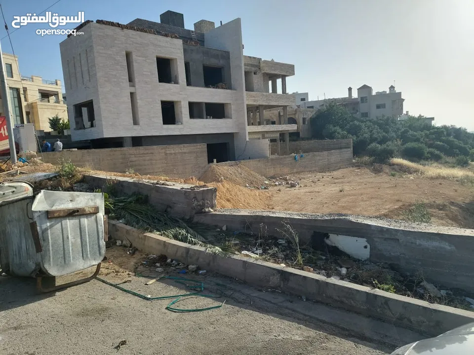 أرض مميزة في الفحيص 950م ذات اطلاله عاليه منطقه فلل فخمه تبعد عن مدرسه البكلوريا 3 دقائق