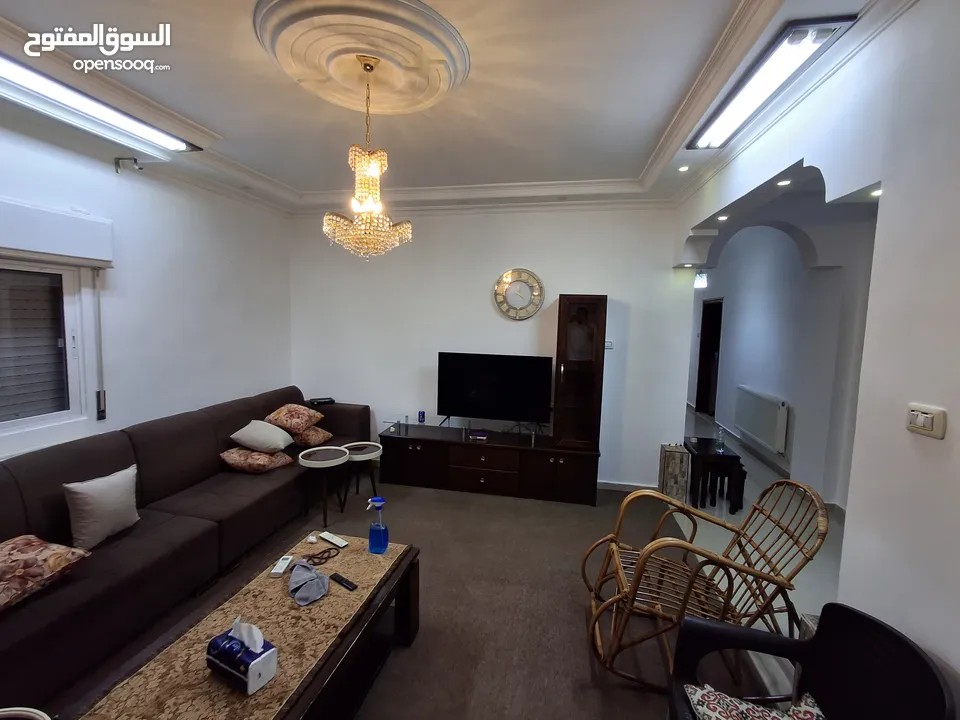 منزل مستقل فلات مساحة 200م على أرض 758م للبيع في اربد - شارع البتراء - حوارة