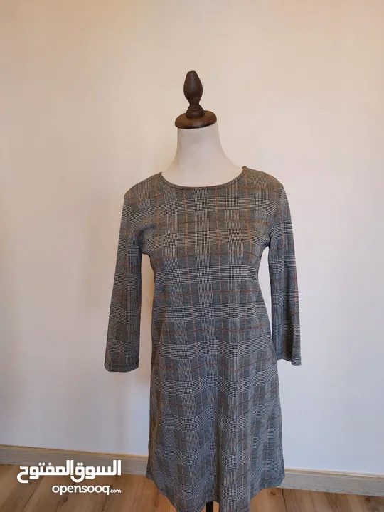 عدة فساتين جديدة و ماركات اسعارها من 10-12 دينار.