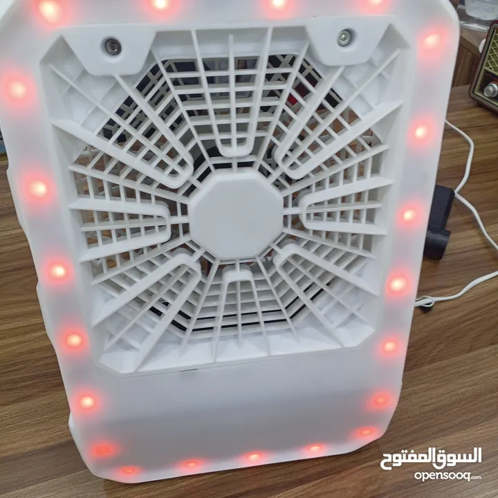 مروحه صحراويه  مضيئه محموله بواسطة يد مزوده بخزان ماء و ثلج و عين بخاج تعمل بالشحن الكهربائي الفوري