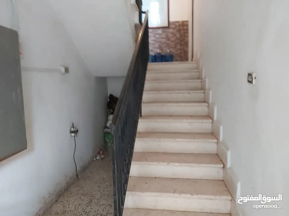 عمارة 4 طوابق للبيع في حي نزال على دونم ارض تحتوي 8 شقق وروف من المالك