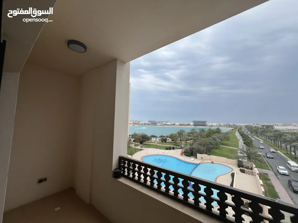 للبيع العاجل شقة مجددة 3 غرف + غرفة خادمة دخول مباشر للشاطئ