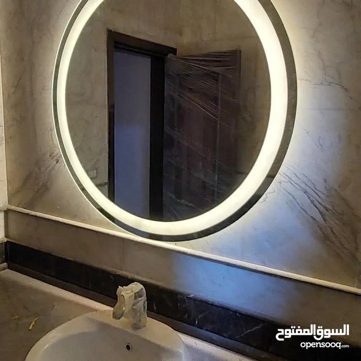 مرآة LED الذكية – إضاءة مميزه جدا ،  تشغيل كهرباء، كبسة لمس، قطر 70 سم.  متوفرة بإطار ذهبي أو بدون