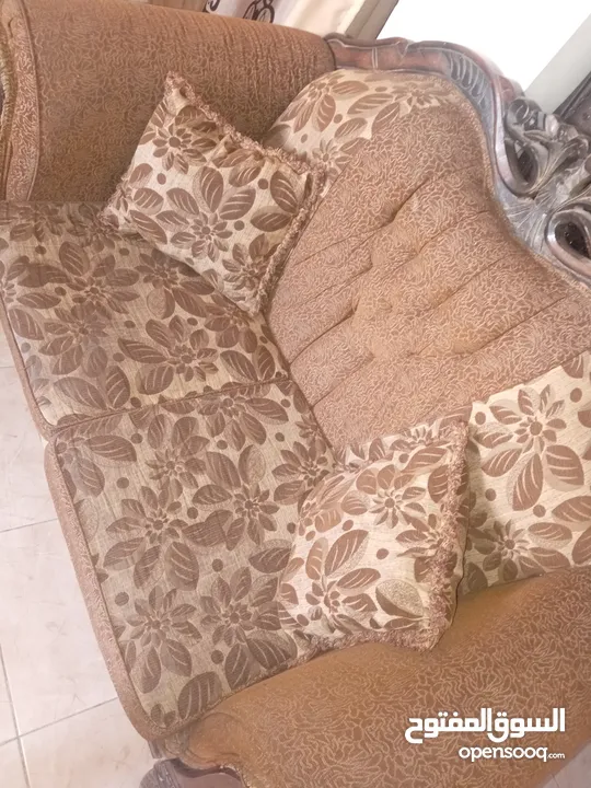 طقم كنب بحاله جيده للبيع