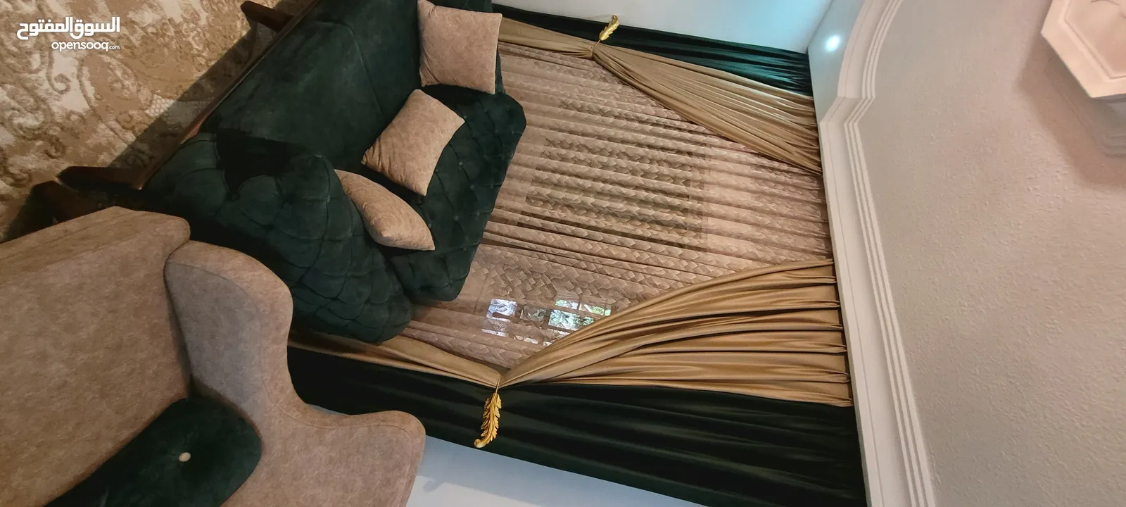 طقم كنب وستارة للبيع بداعي السفر استعمال خفيف شبه الجديد الستاره تفصيل