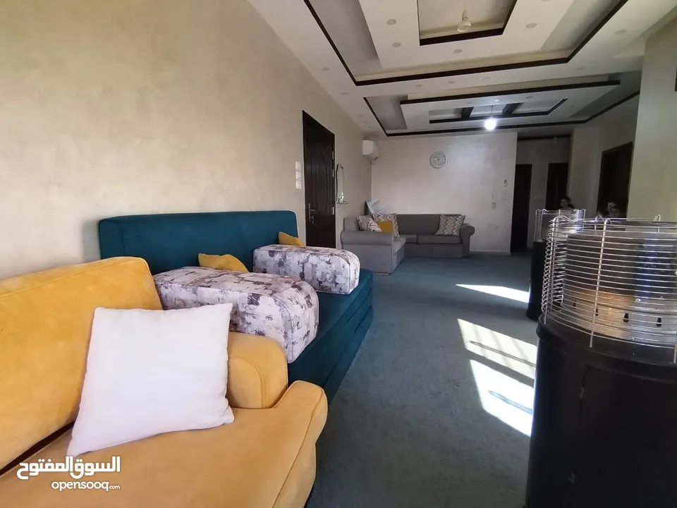 شقة واسعة للبيع – 131 متر مربع، 3 غرف نوم، بلكونة بإطلالة جميلة، موقف خاص، وموقع مميز