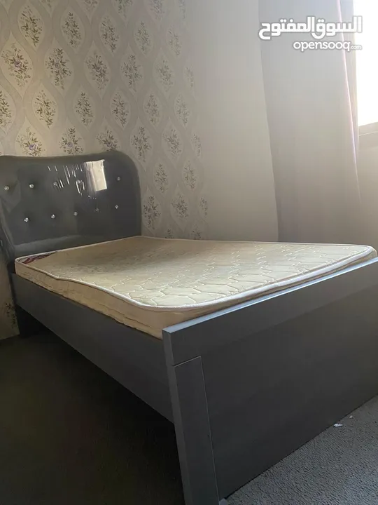 غرفه نوم تحتوي على سرير مفرد + تسريحه +كبت عود