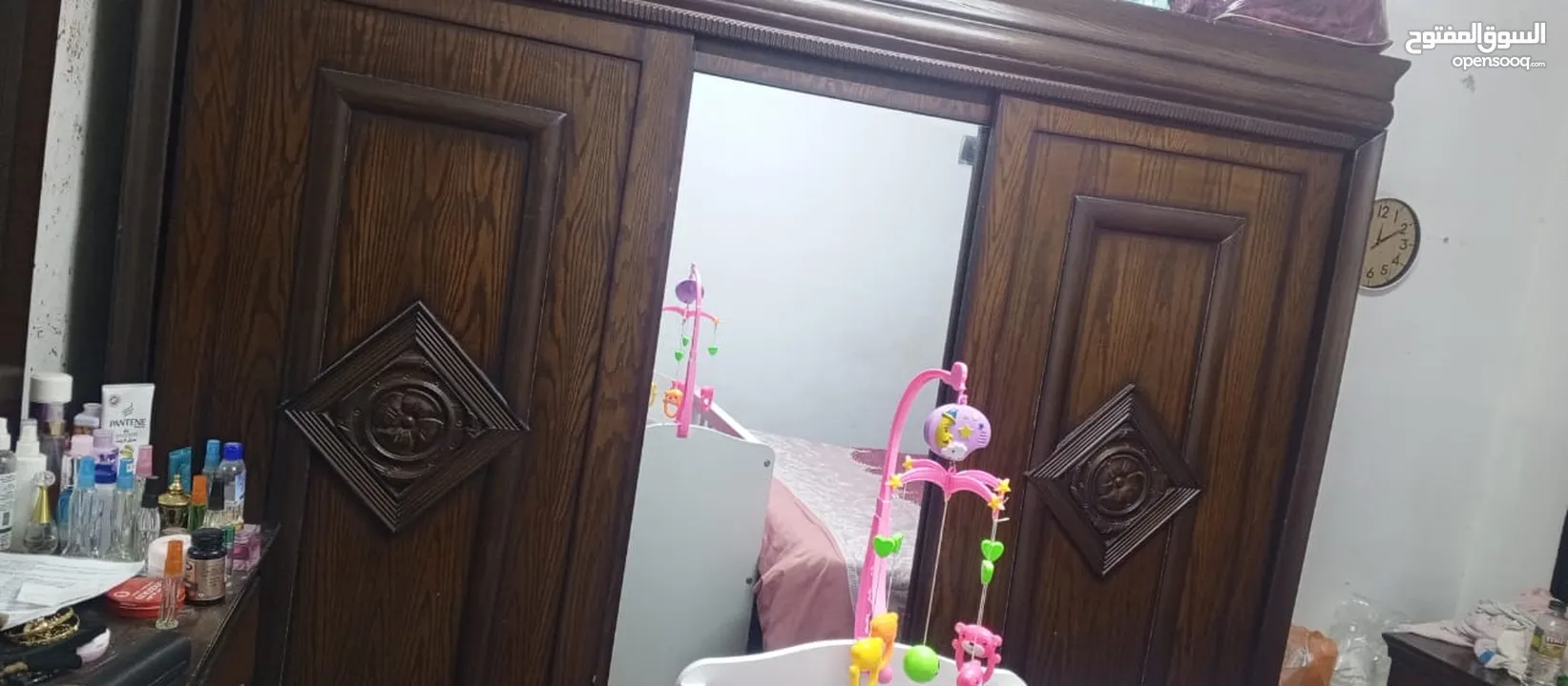 غرفة نوم كاملة للبيع  تشمل جميع مرافقها اللون بني غامق  ............................................