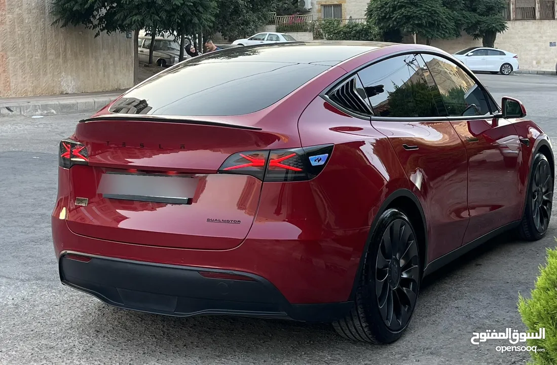 تيسلا Y 2022 performance لون خمري مميزة داخلي ابيض الاداء العالي دفع رباعي وبسعر مغري جداً جمرك جديد