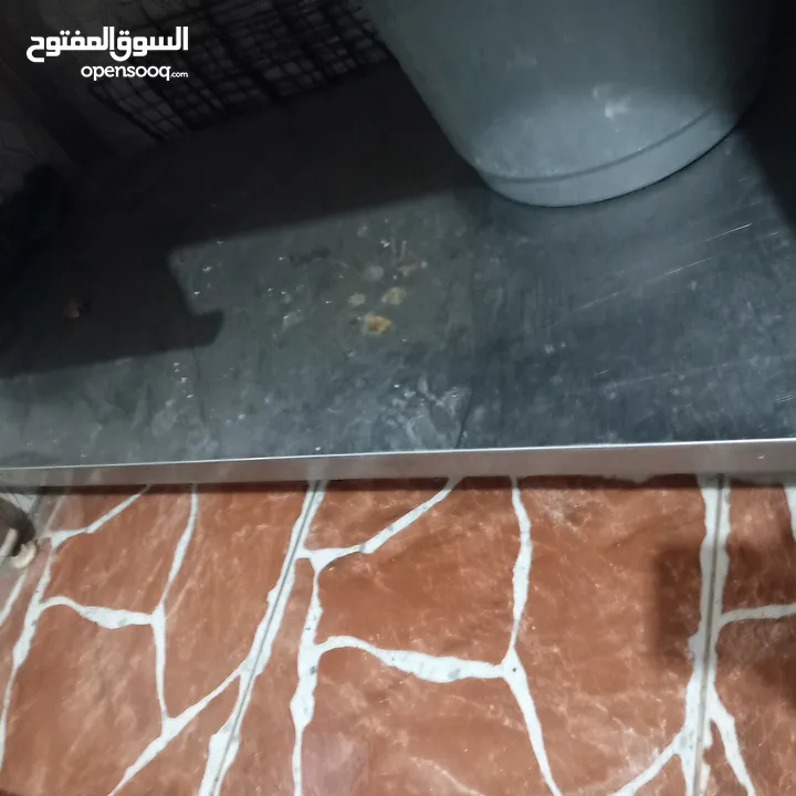 مجلى ستيلس ثقيل صناعي  ثلاجة بحاجه الى مروحة  طاوله ستيلس  غاز عين وحدة كانون كبير طول مترين عرض 40س