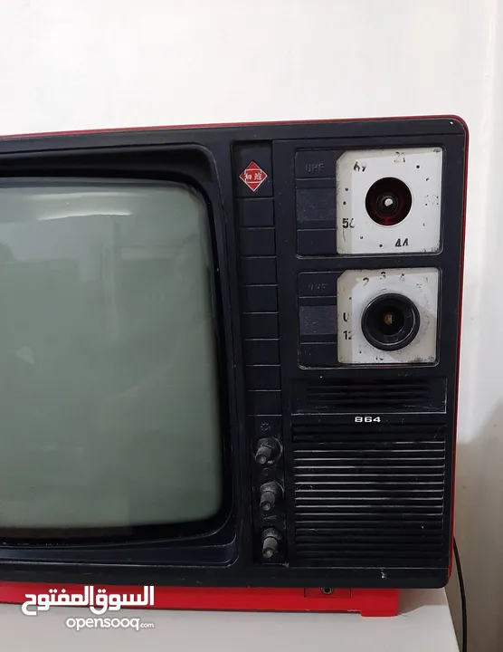 تلفزيون قديم ابيض واسود،  للبيع،  بحاجة للصيانة.