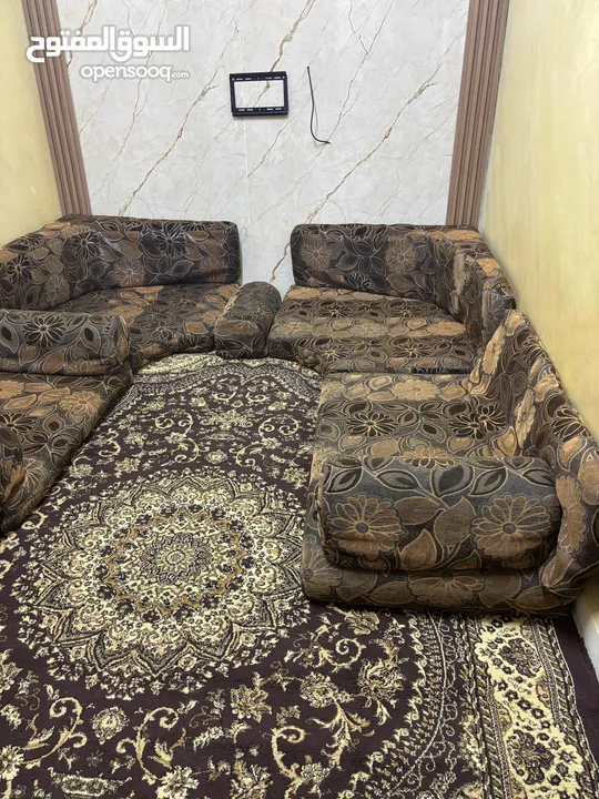 فرشات و بوفيه للبيع بسعر مغري جداً  بالزرقاء