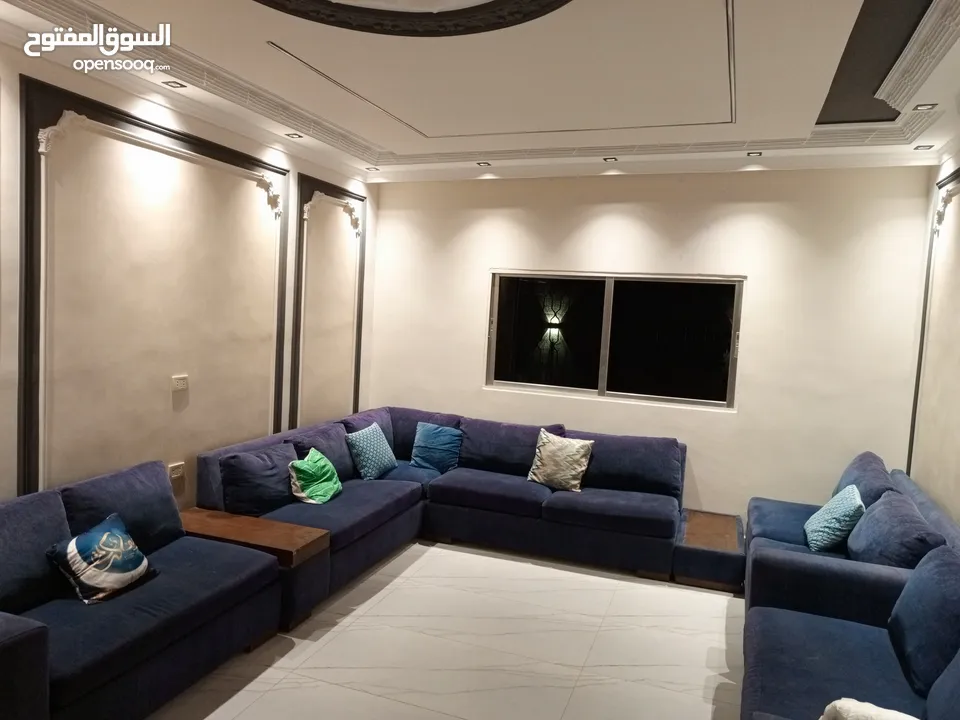 طقم كنب كورنر فاخر جدا تفصيل خشب ممتاز