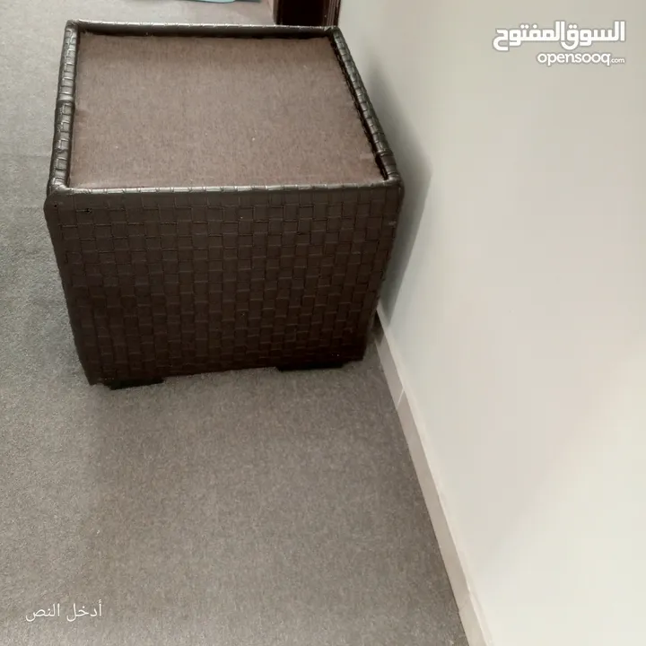 طقم كنب ثمانية مقاعد مع طاولتين