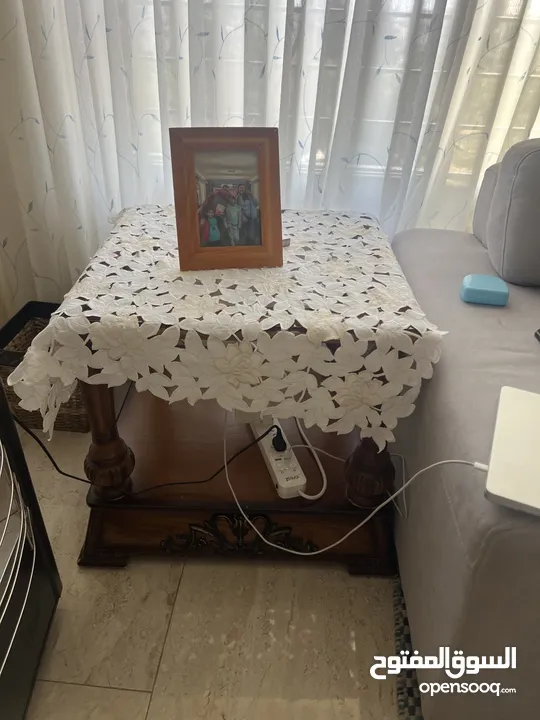 طاولة وسط مع اثنين كورنر