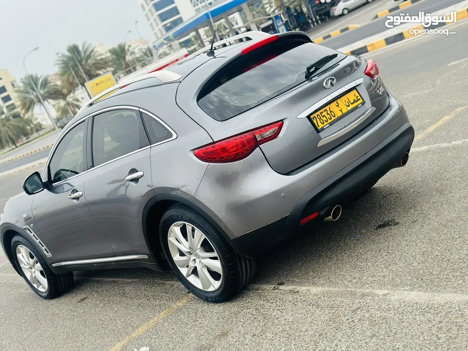 انفينيتي QX70 خارقة النضافة مواصفات خليجية full شبه الجديد تأمين شامل دبي و عمان