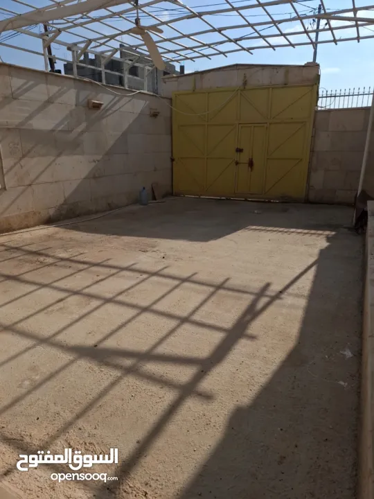 ستوديو خلف الاستراحة