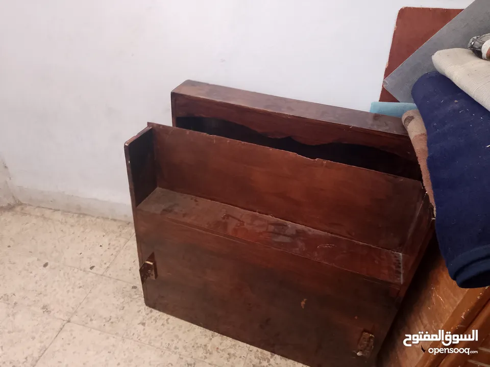 تختين مفرد وسرير اطفال حديد ومكتب خشب للبيع