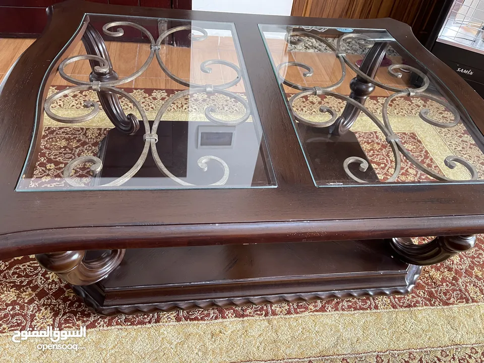 طاولة وسطية وطاولتين جانبيات، طقم حفر فاخر وثقيل مع زخرفة حديد وسطح زجاجي