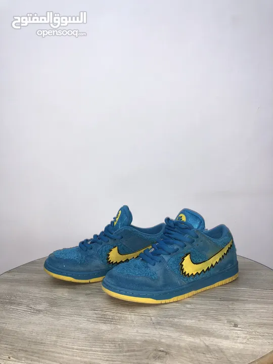 Authentic Nike shoes for sale reply to know the price and the sizes