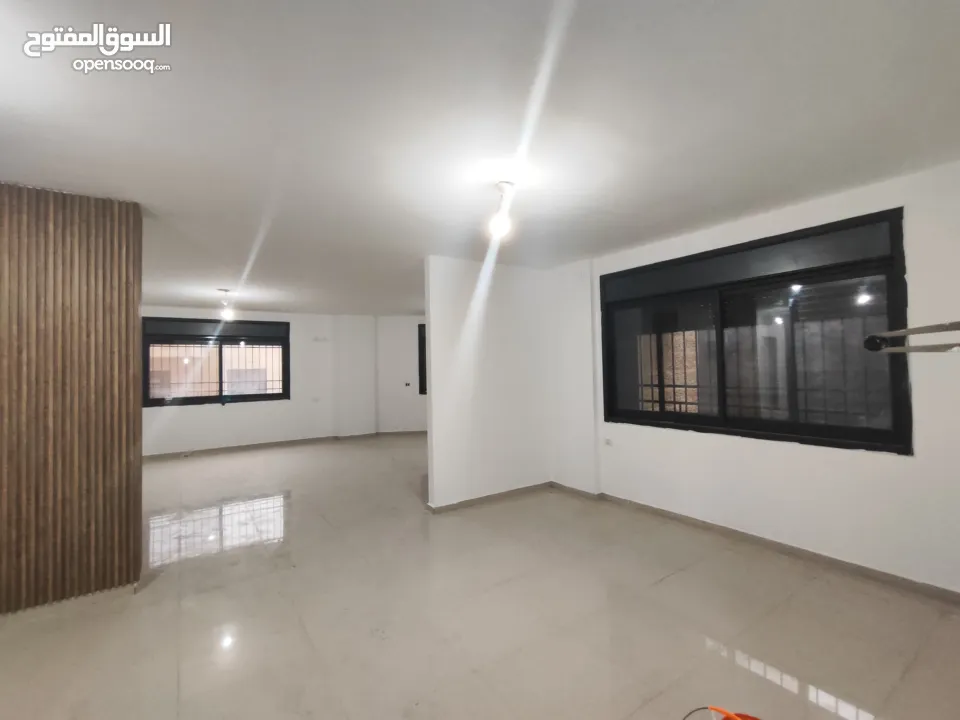 شقة غير مفروشة مع حديقه للايجار في عين مصباح