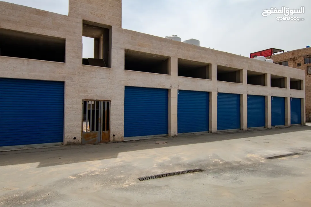 مجمع تجاري للايجار او للبيع كاملا في شارع المصفاه - الزرقاء