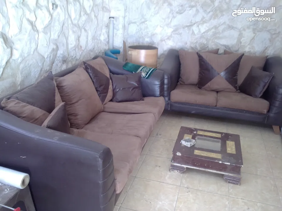 طاقم كنب شبه جديد نظيف للبيع