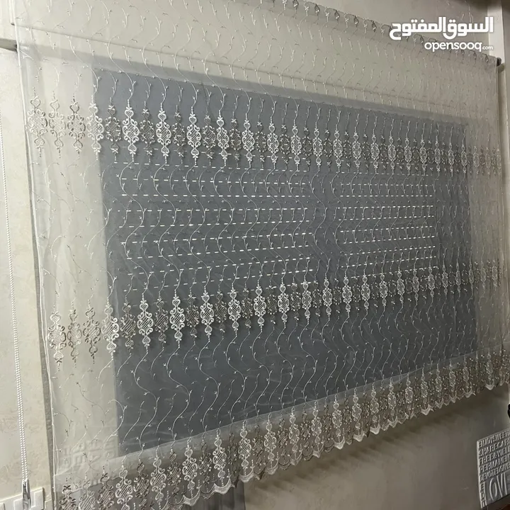 ستائر لون ابيض جديد بحالة الوكاله عدد 2