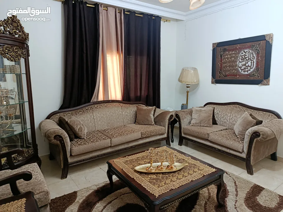 غرفه ضيوف جديده بحالة الوكاله و مميزه ...  لون رائع و خشب ثقيل  .... بسعر لقطه
