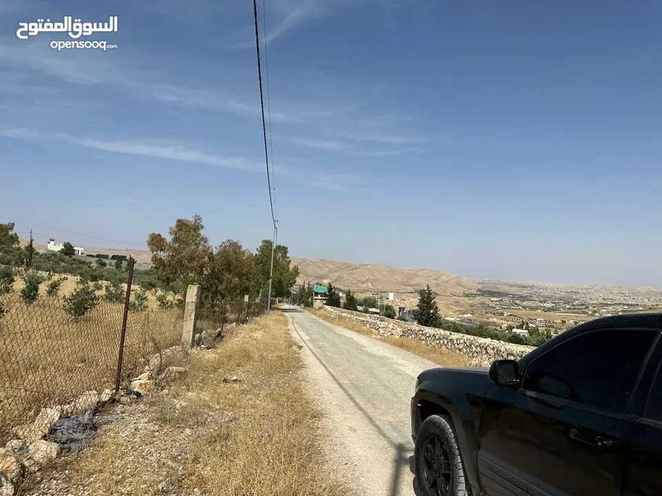 ارض 3400م2 للبيع في صروت حوض المرح الأصفر إطلالة مميزة حولها مزارع