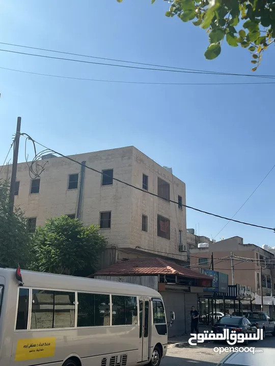 مجمع تجاري في وسط إربد عبارة عن محلات وشقق مع تسوية