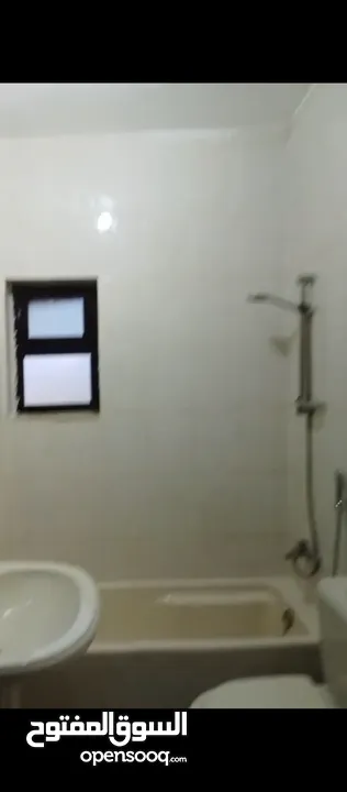 شقة فارغة للايجار في شارع مكة 200