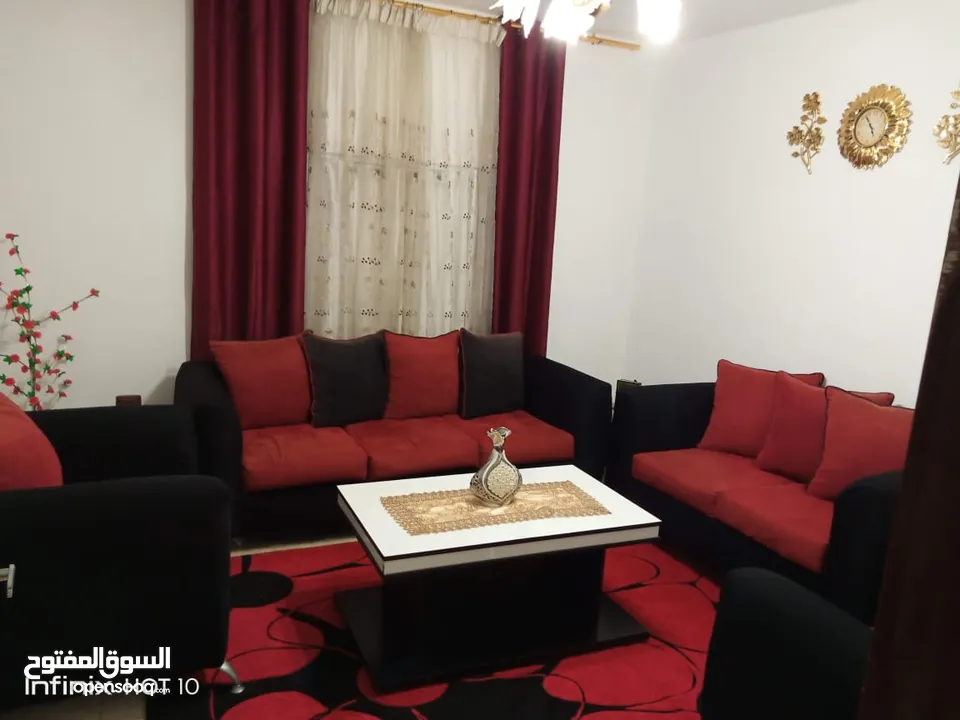 طقم كنب للبيع لون خمري وأسود 7 مقاعد (الكنب فقط بدون الطاولة) ماركة الجنوبية نادي السباق
