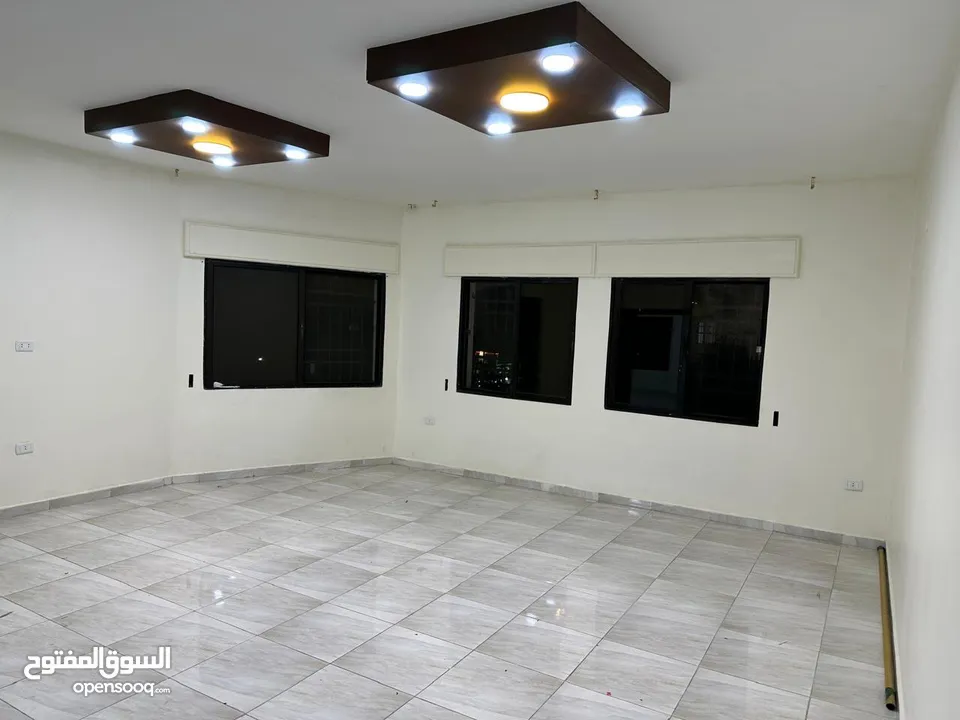 شقة طابقية طابق اول 3 غرف نوم 3 صالات 3 حمامات نظيفة جداً البناء 5 سنوات  الحي الشرقي قرب حديقة تونس