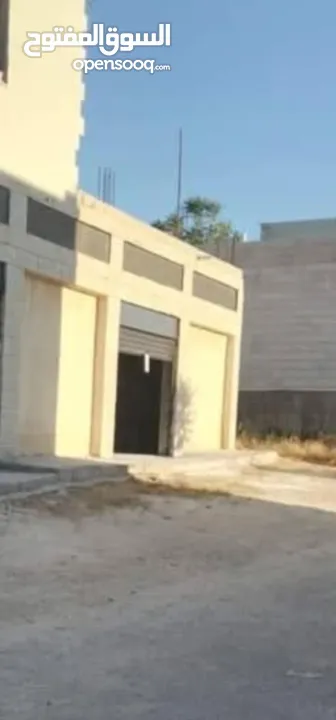 مخزنين ونص للبيع مقابلين