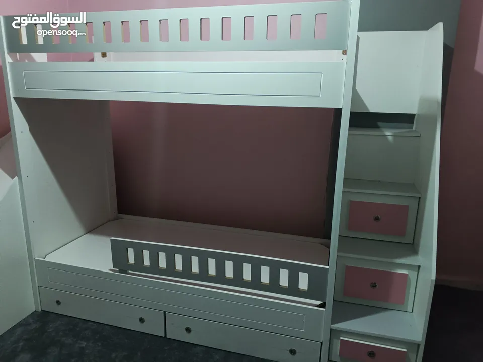 تخت طابقين ثلاثي مكفول 5 سنوات بحمل 150 كيلو  الخشب لامنيت مسمك ع خمالتين 3.5 سم