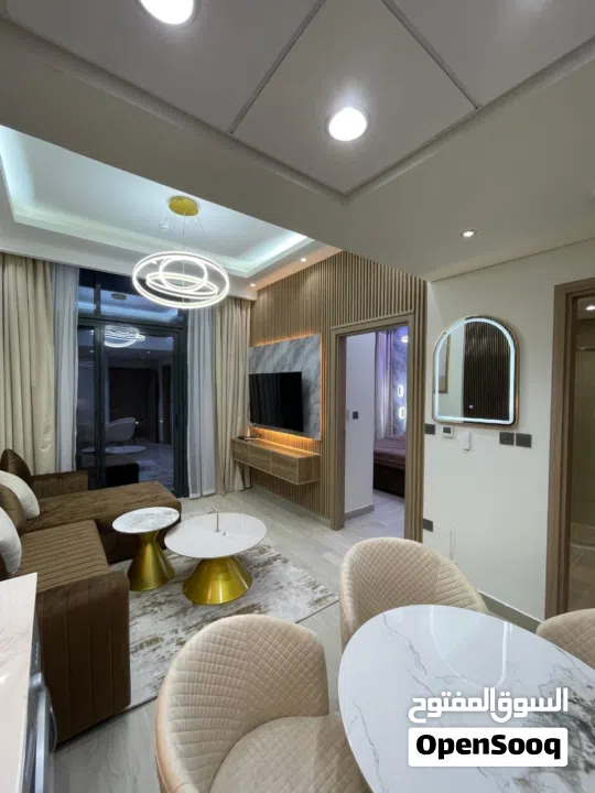 شقه متميزه بمسبح خاص بحث الجميع فرضه ذهبيه بجوار اكبر بحيره صناعيه شقه غرفتين وصاله بأقل سعر بكل دبي